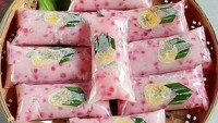 Masih dari budaya Betawi, ada kue cente manis yang umumnya berwarna pink. Bahkan tambahan biji mutiaranya juga warnanya pink. Kue ini dikenal punya rasa manis lembut dan tekstur memikat. Foto: Threads / iStock