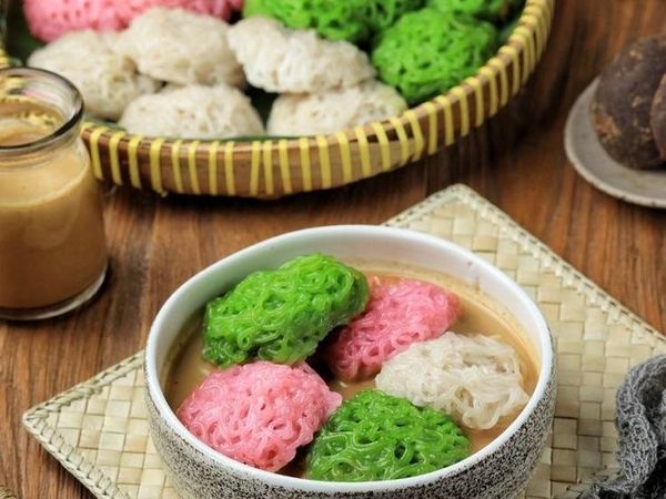 10 Kue Tradisional Indonesia Ini Punya Ciri Khas Warna Pink dan Hijau!