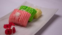 Ada lagi kue getuk Lindri, terbuat dari gilingan singkong yang sudah dikukus dengan gula pasir dan diberi pewarna makanan. Biasanya disajikan dalam warna pink dan hijau dengan tambahan kelapa parut di atasnya. Foto: Threads / iStock