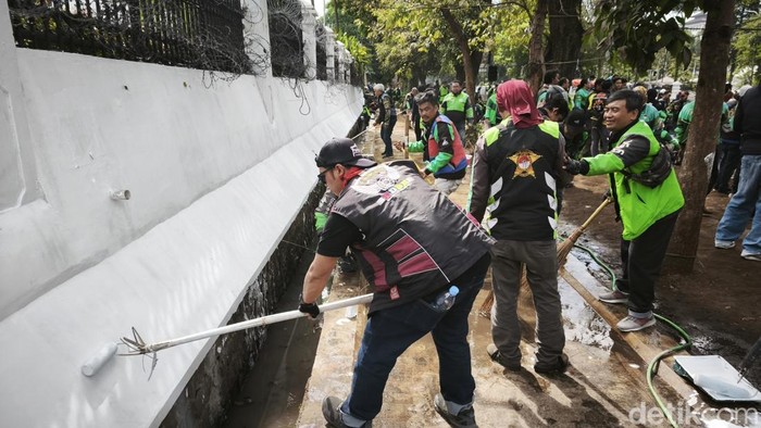 Aksi bersih-bersih driver ojol di depan Gedung DPRD Jabar