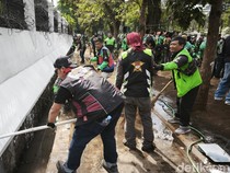 Kala Ojol Bandung Kompak Bersihkan Sisa Kericuhan di DPRD Jabar