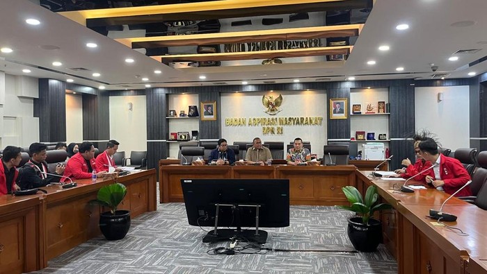 Andre Rosiade, Kawendra Lukistian, dan Daniel Johan bertemu massa GMNI di DPR, Rabu (3/9/2025).