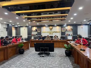 Andre Rosiade, Daniel Johan, dan Kawendra Lukistian Terima Massa GMNI di DPR