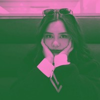 Penyanyi Ziva Magnolya turut mengedit fotonya yang sedang pose berpangku tangan menjadi warna pink dan hijau. Simbol warna pink dan hijau sendiri muncul bersamaan dengan keluarnya 17+8 tuntutan rakyat. Foto: Instagram