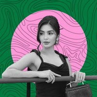 Debi Sagita beberapa waktu lalu ikut turun ke jalan untuk demonstrasi di depan gedung DPR. Ia bersama para sahabatnya turut menggaungkan 17+88 tuntutan rakyat dalam demonya tersebut. Foto profilnya kini pun berubah, dengan latar belakang berwarna pink dan hijau. Foto: Instagram