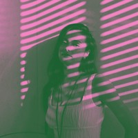 Amanda Rawles memilih foto dirinya yang sebagian tertutup bayangan untuk diubah menjadi warna pink dan hijau. Foto: Instagram