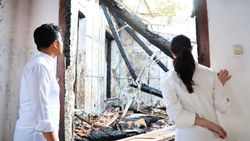 Momen Arumi Bachsin Temani Emil Dardak Lihat Kantor Hangus Dibakar