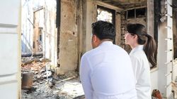 Momen Arumi Bachsin Temani Emil Dardak Lihat Kantor Hangus Dibakar