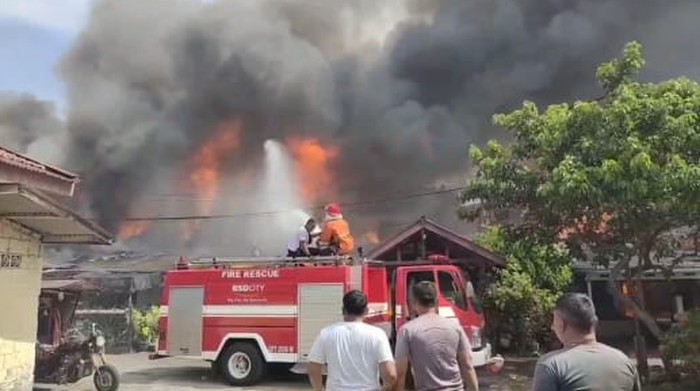 Asrama Polri di Serpong, Tangerang Selatan terbakar, rabu (3/9/2025) siang