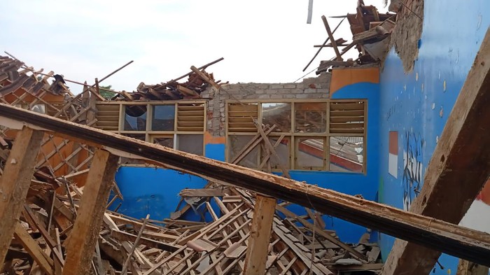Atap SMPN 1 Cimanggu roboh saat jam pelajaran