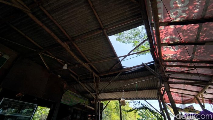 Atap warung warga terbang diterjang angin kencang