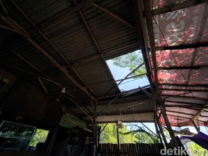 Kagetnya Warga Mojokerto Saat Atap Warungnya Bolong Diterjang Angin