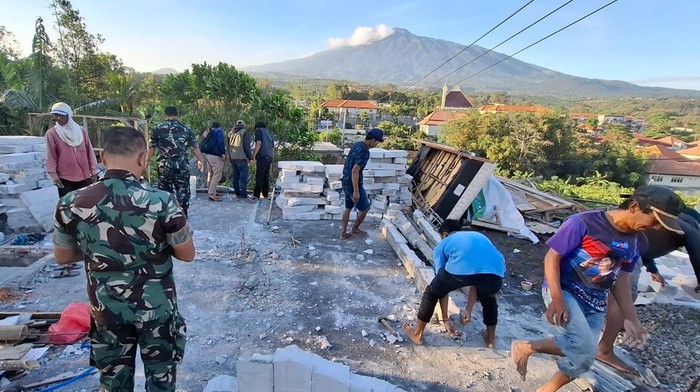 Bangunan lantai 2 milik warga Kota Batu roboh terdampak angin kencang