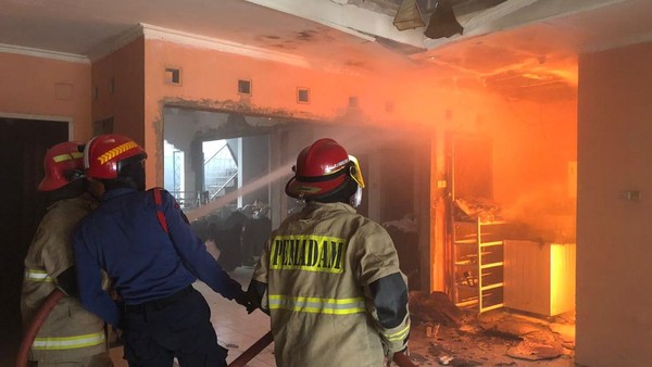 Showroom di Bekasi Kebakaran