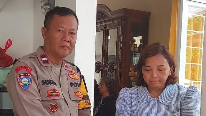 Bhabinkamtibmas Kelurahan Jombang, Ciputat Timur bertemu dengan keluarga Zetro Emanuel Purba, staf KBRI yang tewas ditembak di Peru untuk menyampaikan belasungkawa, Rabu (3/9/2025).