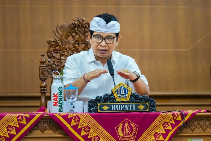 Bupati Adi Arnawa memimpin rakor pengelolaan sampah di Ruang Rapat Kriya Gosana, Puspem Badung, Rabu (3/9/2025).