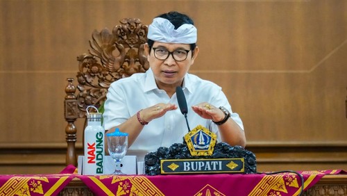 Bupati Adi Arnawa memimpin rakor pengelolaan sampah di Ruang Rapat Kriya Gosana, Puspem Badung, Rabu (3/9/2025).