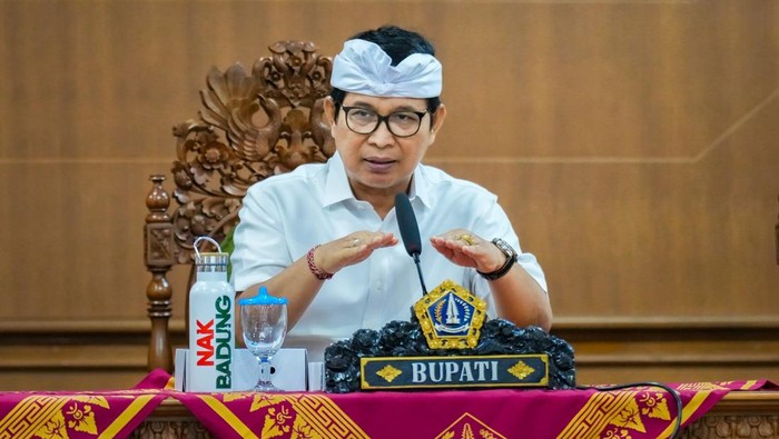 Bupati Adi Arnawa memimpin rakor pengelolaan sampah di Ruang Rapat Kriya Gosana, Puspem Badung, Rabu (3/9/2025).