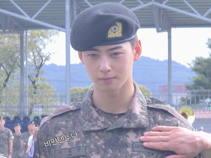 Penampilan Cha Eun Woo saat memimpin barisan prajurit di upacara kelulusan militer.