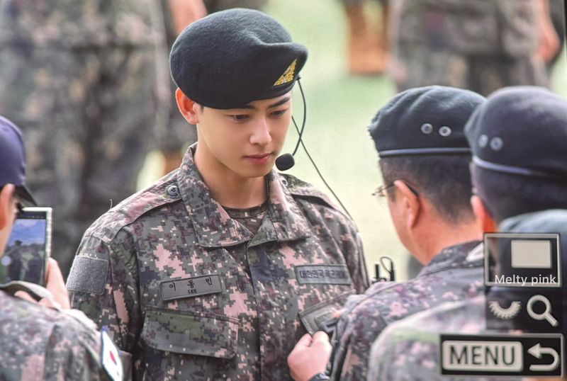 Penampilan Cha Eun Woo saat memimpin barisan prajurit di upacara kelulusan militer.