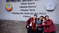 Ketiga selebritas itu memeluk wali dosen mereka, Audita Setiawan, Special Thanks to our lovely wali dosen Bu Audita Setiawan, S.E., M.M @setiawanaudita, tulis Chika Jessica dengan mengunggah foto memeluk sang dosen. Foto: Instagram @chikajessica88