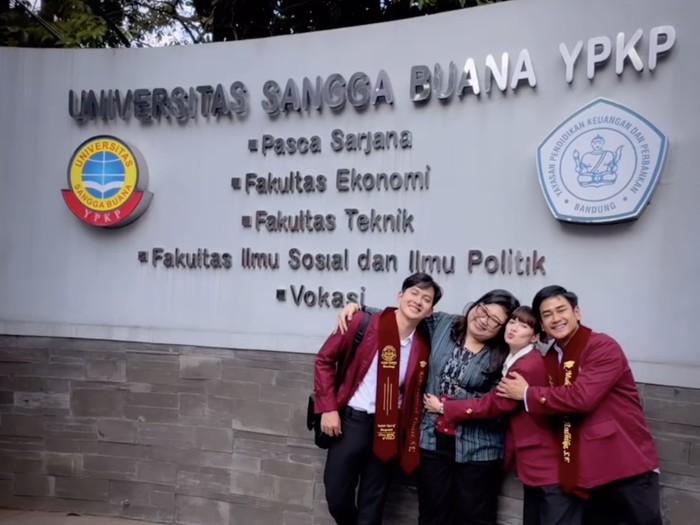 Chika Jessica Chika Jessica, Dwi Andhika, dan Kiki Farrel jadi Sarjana Ekonomi.