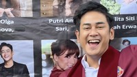 Dwi Andhika semringah, meski dia mengaku selama mengerjakan skripsi kerap menangis. Aku nangis mulu dari sebelum sidang, sampai lagi sidang dipancing pas selesainya kemarin kena banget sampai nangis. Mungkin basic-nya aku ambinya, merasa seharusnya bisa lebih baik, gak sesuai ekspektasi. Keluar pintu sidang, sudah langsung nangis. Seharusnya bisa lebih baik lagi, aku Dwi Andhika di studio Rumpi: No Secret, Selasa (2/9/2025). Foto: Instagram @chikajessica88