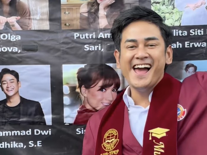 Chika Jessica, Dwi Andhika, dan Kiki Farrel jadi Sarjana Ekonomi.