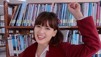 Chika bersyukur hanya mendapat sedikit revisi. Alhamdulillah aku revisinya sedikit, ucap Chika di samping Dwi Andhika. Foto: Instagram @chikajessica88