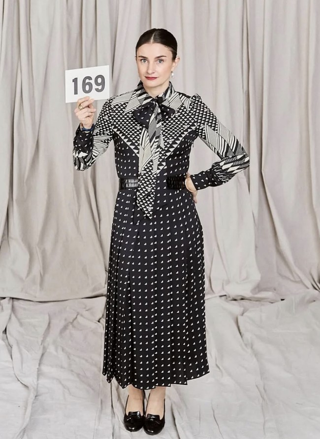 Baru-baru ini, ia menulis profil Lauren Sánchez pada hari pernikahannya dengan Jeff Bezos di Juni 2025. Selain untuk Vogue, Malle juga pernah menulis di The New York Times, The Wall Street Journal, hingga Architectural Digest. Foto: dok. Instagram @chloemalle