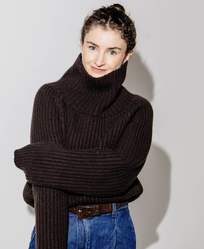 Banyak yang bertanya-tanya alasan di balik perubahan nama jabatan. Menurut laporan Puck News, Anna Wintour mencari penerus yang mampu mentransformasi Vogue menjadi mesin konten live-action, sementara dirinya berfokus membimbing pemimpin editorial publikasi Conde Nast di pasar internasional yang masih kesulitan menarik pengiklan maupun audiens. Sehingga sebutan ‘editor in chief’ tidak lagi relevan.  Foto: dok. Instagram @chloemalle