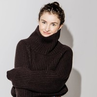 Banyak yang bertanya-tanya alasan di balik perubahan nama jabatan. Menurut laporan Puck News, Anna Wintour mencari penerus yang mampu mentransformasi Vogue menjadi mesin konten live-action, sementara dirinya berfokus membimbing pemimpin editorial publikasi Conde Nast di pasar internasional yang masih kesulitan menarik pengiklan maupun audiens. Sehingga sebutan ‘editor in chief’ tidak lagi relevan.  Foto: dok. Instagram @chloemalle