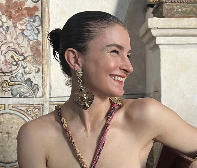 Kariernya terus menanjak, mulai dari editor di divisi fitur, lalu menjadi Contributing Editor. Malle juga menggarap edisi khusus Met Gala dan sejumlah buku Vogue, termasuk Vogue Weddings: Brides, Dresses, Designers dan Vogue Living: Country, City, Coast. Foto: dok. Instagram @chloemalle