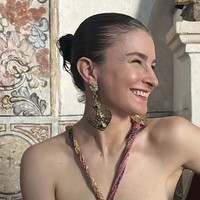 Kariernya terus menanjak, mulai dari editor di divisi fitur, lalu menjadi Contributing Editor. Malle juga menggarap edisi khusus Met Gala dan sejumlah buku Vogue, termasuk Vogue Weddings: Brides, Dresses, Designers dan Vogue Living: Country, City, Coast. Foto: dok. Instagram @chloemalle