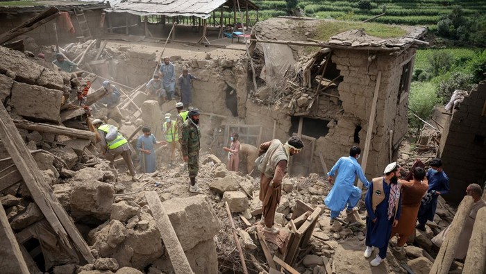 Rescue workers clear debris of a damaged house after a deadly magnitude-6 earthquake that struck Afghanistan, in Mazar Dara, Kunar province,  Afghanistan, September 2, 2025. REUTERS/Sayed Hassib