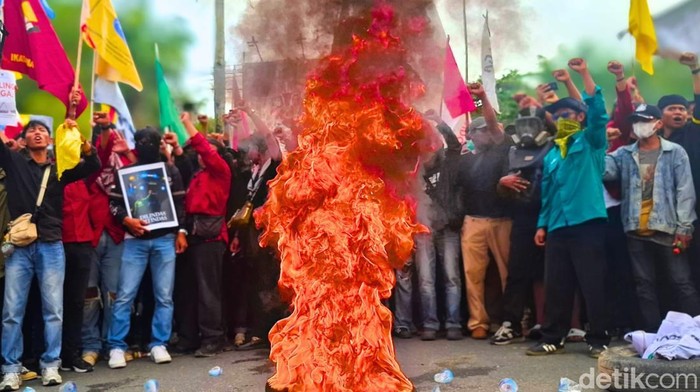 Aliansi Utara yang terdiri dari mahasiswa dan masyarakat demo di depan Gedung DPRD Tarakan pada Senin (1/9/2025). Mereka kecewa karena anggota DPR RI Dapil Kaltara absen dalam aksi tersebut.