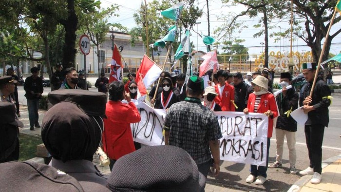 Demo mahasiswa Tuban di gedung DPRD setempat