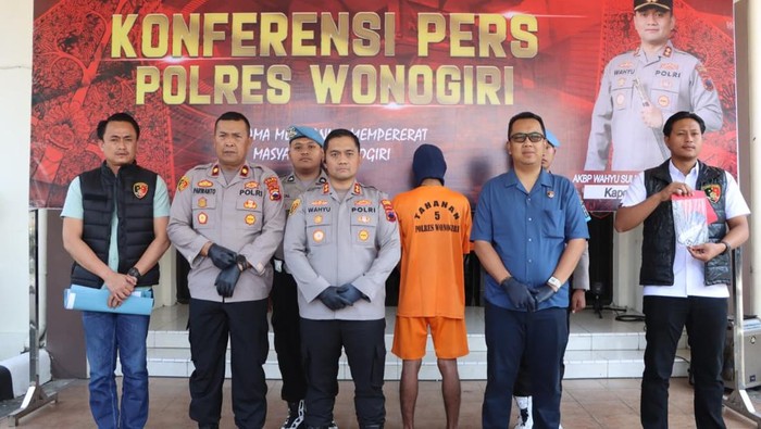 Konferensi pers pemuda ditangkap diduga jadi provokator demo anarkis di Mapolres Wonogiri. Foto diunggah Rabu (3/9/2025).