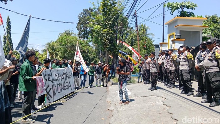 Demonstrasi Aliansi Gumi Patuh Karya Memanggil, di depan Kantor Bupati Lombok Timur, NTB. Rabu (3/9/2025).