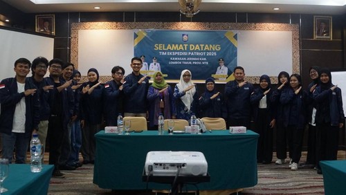 Kepala Dinas Disnakertrans NTB Baiq Nelly Yuniarti melepas tim ekspedisi patriot Kementerian Transmigrasi di Mataram. (Dok. Disnakertrans NTB).