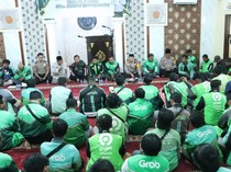 Ratusan Driver Ojol Doa Bareng untuk Affan Kurniawan di Polres Bangkalan