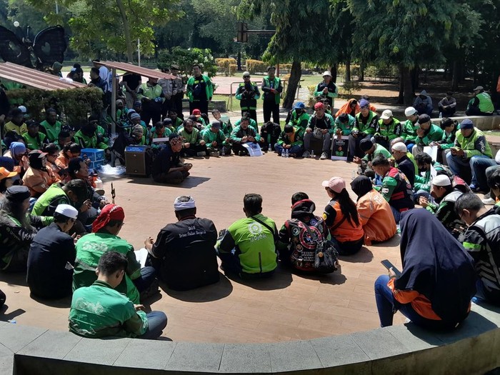 Doa bersama pengemudi ojoldi lapangan Simpang Lima Semarang, Rabu (3/9/2025).