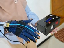 Dosen UMY Bikin Sarung Tangan Relaksasi untuk Redakan Kecemasan
