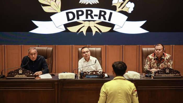 DPR Gelar Dialog dengan Mahasiswa, Bahas Tuntutan Usut Kerusuhan Wakil Ketua DPR Sufmi Dasco Ahmad (kedua kanan), Cucun Ahmad Syamsurijal (kanan), dan Saan Mustopa (kedua kiri) saat bertemu dengan sejumlah elemen mahasiswa di Kompleks Parlemen, Senayan, Jakarta, Rabu (3/9/2025). Dalam pertemuan tersebut elemen organisasi mahasiswa menyampaikan berbagai tuntutan, salah satu meminta pemerintah segera membentuk tim investigasi untuk mengusut peristiwa kerusuhan yang terjadi beberapa waktu lalu. ANTARA FOTO/Dhemas Reviyanto