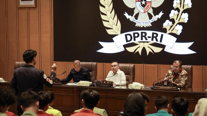 DPR Gelar Dialog dengan Mahasiswa, Bahas Tuntutan Usut Kerusuhan Wakil Ketua DPR Sufmi Dasco Ahmad (kedua kanan), Cucun Ahmad Syamsurijal (kanan), dan Saan Mustopa (kedua kiri) saat bertemu dengan sejumlah elemen mahasiswa di Kompleks Parlemen, Senayan, Jakarta, Rabu (3/9/2025). Dalam pertemuan tersebut elemen organisasi mahasiswa menyampaikan berbagai tuntutan, salah satu meminta pemerintah segera membentuk tim investigasi untuk mengusut peristiwa kerusuhan yang terjadi beberapa waktu lalu. ANTARA FOTO/Dhemas Reviyanto