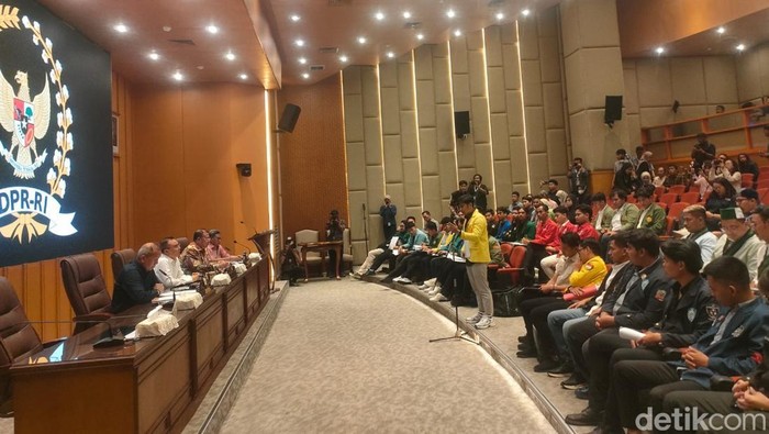 Pimpinan DPR RI Sufmi Dasco Ahmad, Cucun Ahmad Syamsurijal dan Saan Mustopa menerima perwakilan BEM SI di Kompleks Parlemen, Senayan, Jakarta, Rabu (3/9/2025).
