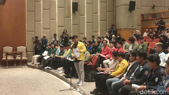 Ketua BEM UI Agus Setiawan dalam audiensi mahasiswa dengan pimpinan DPR RI, Rabu (3/9/2025).