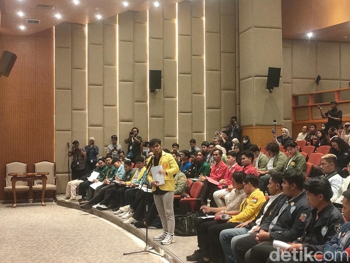 Ketua BEM UI Agus Setiawan dalam audiensi mahasiswa dengan pimpinan DPR RI, Rabu (3/9/2025).