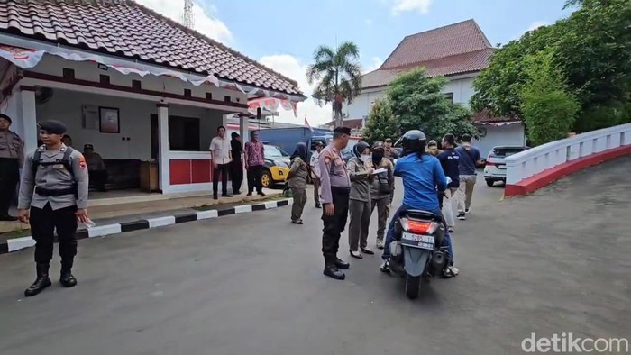 Polisi melakukan skrining terhadap warga yang hendak masuk ke Gedung DPRD Pati, Rabu (3/9/2025).