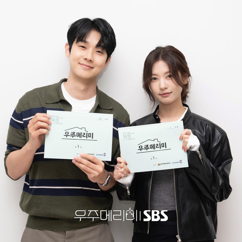 Jung So Min dan Choi Woo Shik menghadiri pembacaan naskah drama Korea Would You Marry Me. Turut hadir Bae Na Ra dan Shin Seul Ki.